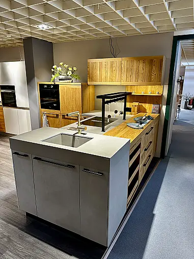 - Moderne Massivholzküche in Eiche und Keramik