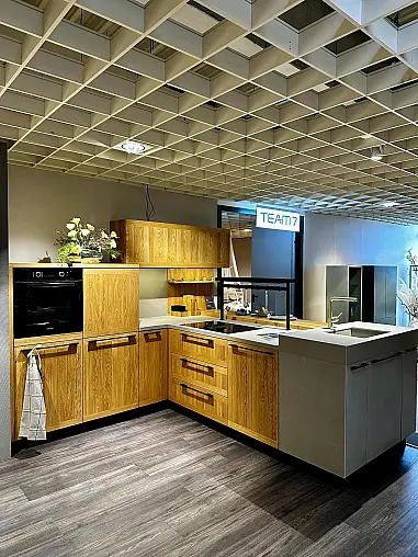 - Moderne Massivholzküche in Eiche und Keramik