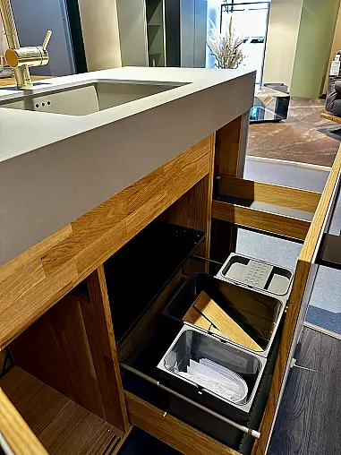 - Moderne Massivholzküche in Eiche und Keramik