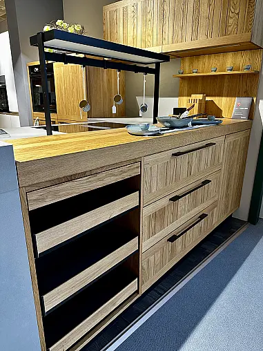 - Moderne Massivholzküche in Eiche und Keramik