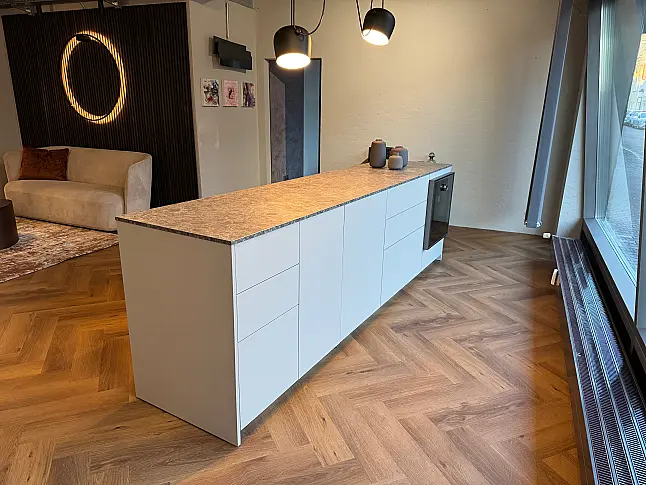 Küchenzeile in Beige mit wertvollen Eiche-Massivholzauszügen