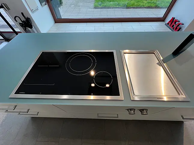 Exklusive LEICHT Inselküche mit Glas-Arbeitsplatte und hochwertigen Einbaugeräten von Gaggenau