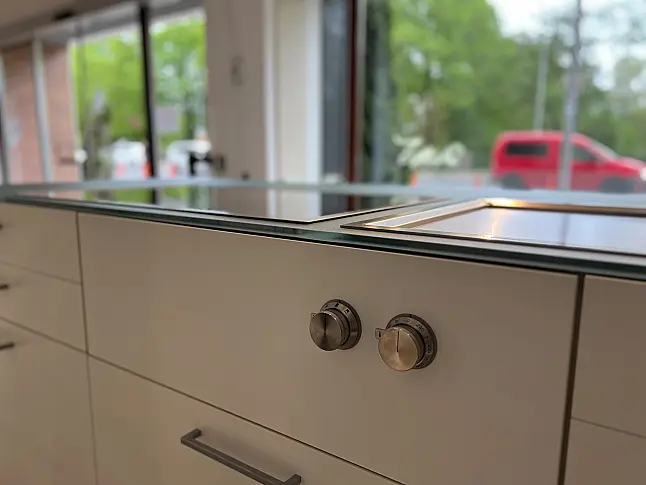 Exklusive LEICHT Inselküche mit Glas-Arbeitsplatte und hochwertigen Einbaugeräten von Gaggenau