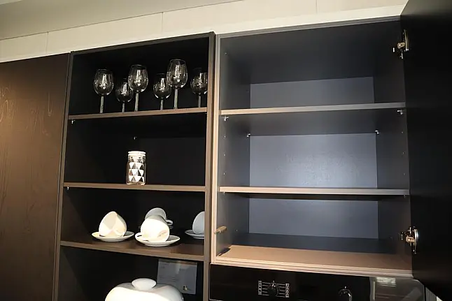 Große Schwarze Küche mit Insel – Eleganz und Funktionalität vereint