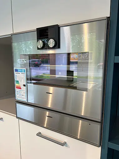 Exklusive LEICHT Inselküche mit Glas-Arbeitsplatte und hochwertigen Einbaugeräten von Gaggenau