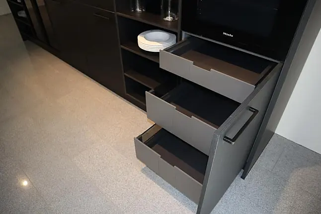 Große Schwarze Küche mit Insel – Eleganz und Funktionalität vereint