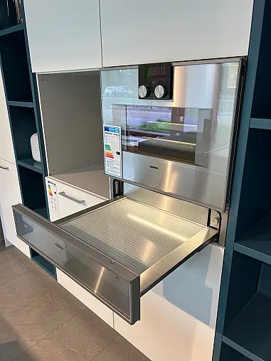 Exklusive LEICHT Inselküche mit Glas-Arbeitsplatte und hochwertigen Einbaugeräten von Gaggenau