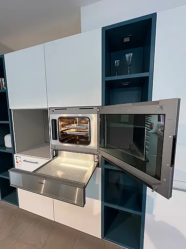 Exklusive LEICHT Inselküche mit Glas-Arbeitsplatte und hochwertigen Einbaugeräten von Gaggenau