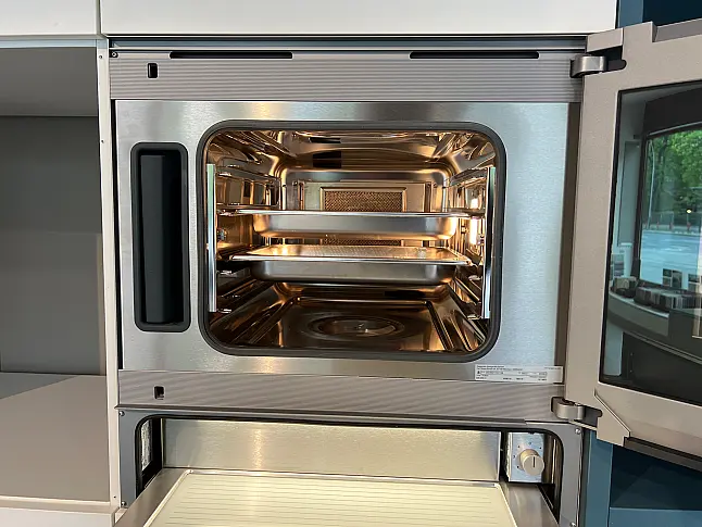Exklusive LEICHT Inselküche mit Glas-Arbeitsplatte und hochwertigen Einbaugeräten von Gaggenau
