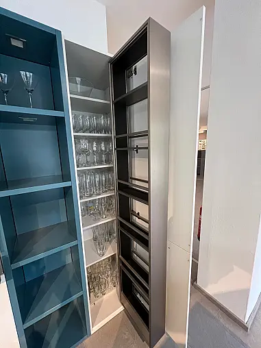 Exklusive LEICHT Inselküche mit Glas-Arbeitsplatte und hochwertigen Einbaugeräten von Gaggenau