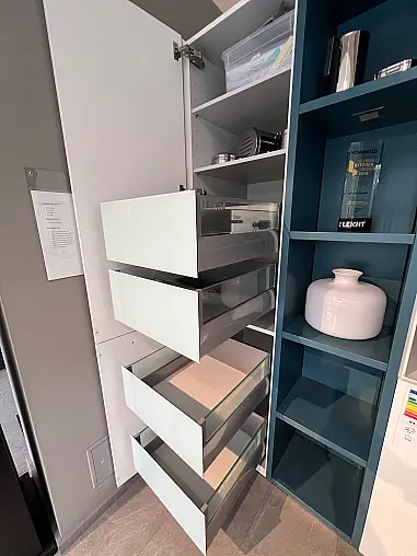 Exklusive LEICHT Inselküche mit Glas-Arbeitsplatte und hochwertigen Einbaugeräten von Gaggenau