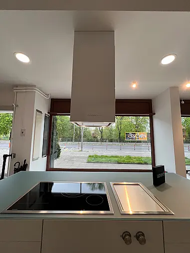 Exklusive LEICHT Inselküche mit Glas-Arbeitsplatte und hochwertigen Einbaugeräten von Gaggenau