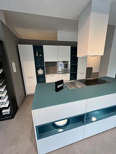 Exklusive LEICHT Inselküche mit Glas-Arbeitsplatte und hochwertigen Einbaugeräten von Gaggenau