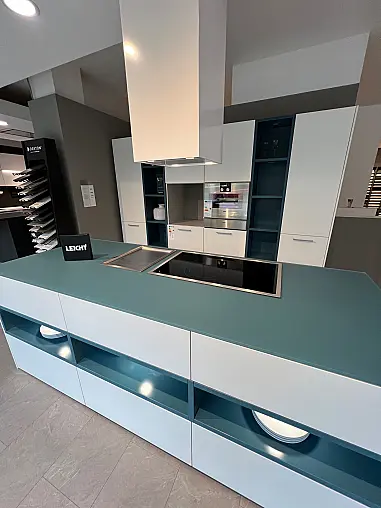 Exklusive LEICHT Inselküche mit Glas-Arbeitsplatte und hochwertigen Einbaugeräten von Gaggenau