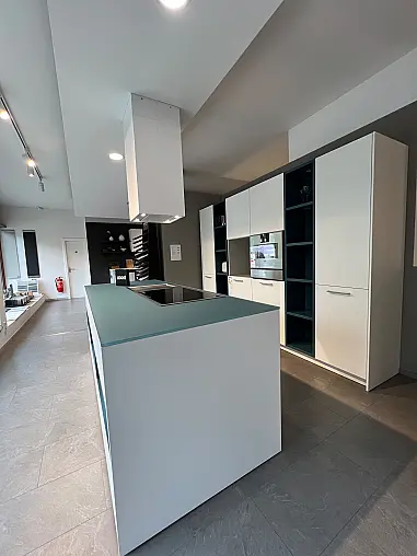 Exklusive LEICHT Inselküche mit Glas-Arbeitsplatte und hochwertigen Einbaugeräten von Gaggenau
