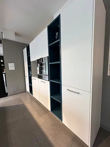 Exklusive LEICHT Inselküche mit Glas-Arbeitsplatte und hochwertigen Einbaugeräten von Gaggenau