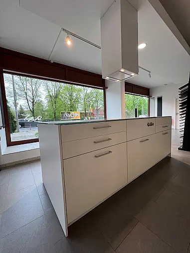 Exklusive LEICHT Inselküche mit Glas-Arbeitsplatte und hochwertigen Einbaugeräten von Gaggenau