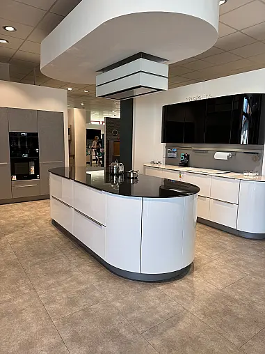 Arcaden weiß Hochglanz abgesetzt mit schwarzem Dekton