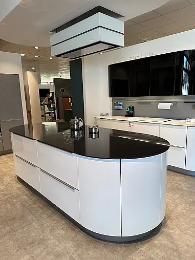 Arcaden weiß Hochglanz abgesetzt mit schwarzem Dekton