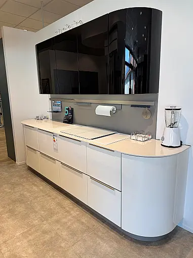 Arcaden weiß Hochglanz abgesetzt mit schwarzem Dekton