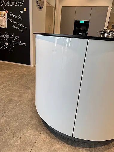 Arcaden weiß Hochglanz abgesetzt mit schwarzem Dekton