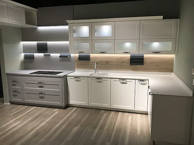 Exklusive Messeküche - Exklusive Geräte - Landhaus - XL-Schränke - Keramik-Arbeitsplatten