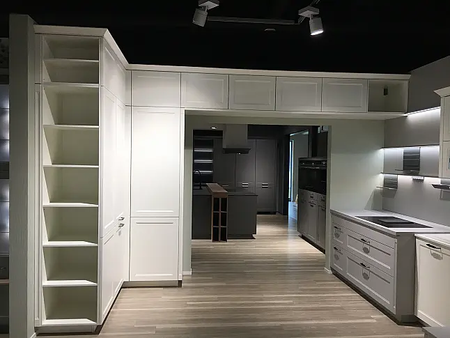 Exklusive Messeküche - Exklusive Geräte - Landhaus - XL-Schränke - Keramik-Arbeitsplatten