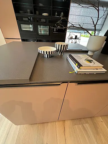 Exklusive Messeküche - Luxus pur - Quarzstein-Arbeitsplatten - LED-Beleuchtungen satt