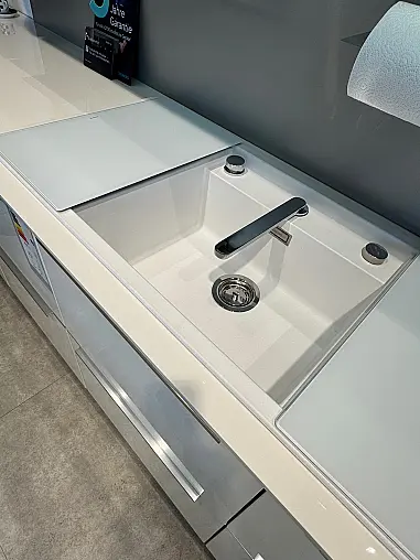Arcaden weiß Hochglanz abgesetzt mit schwarzem Dekton