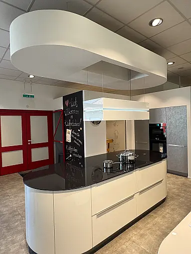 Arcaden weiß Hochglanz abgesetzt mit schwarzem Dekton