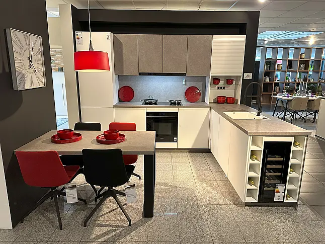 Grifflose Küche mit Weinkühlschrank und Essplatz