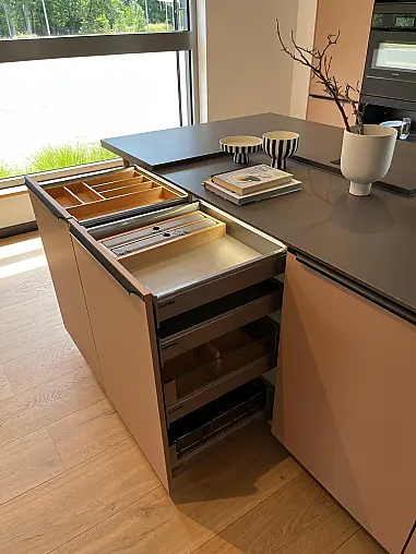 Exklusive Messeküche - Luxus pur - Quarzstein-Arbeitsplatten - LED-Beleuchtungen satt