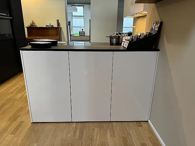 Weißer Hochglanz trifft schwarze Matt-Architektur