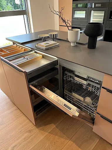 Exklusive Messeküche - Luxus pur - Quarzstein-Arbeitsplatten - LED-Beleuchtungen satt