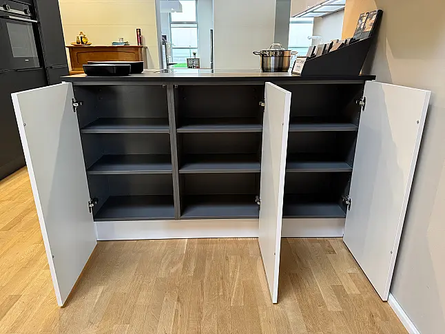 Weißer Hochglanz trifft schwarze Matt-Architektur