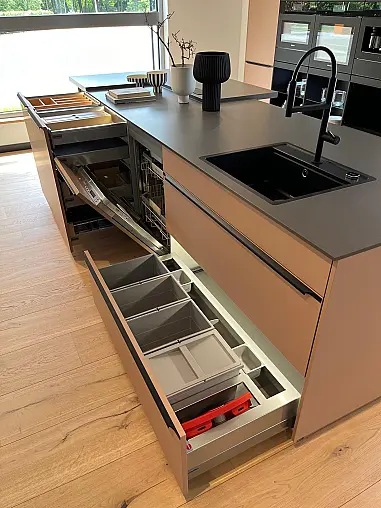 Exklusive Messeküche - Luxus pur - Quarzstein-Arbeitsplatten - LED-Beleuchtungen satt