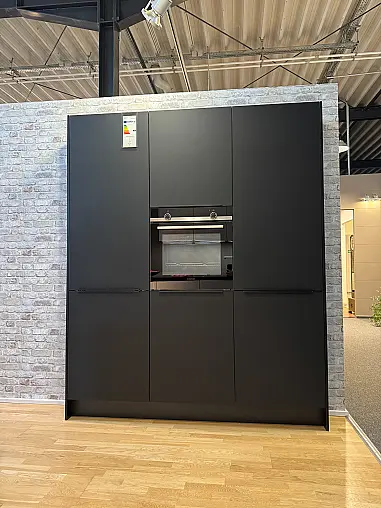 Weißer Hochglanz trifft schwarze Matt-Architektur
