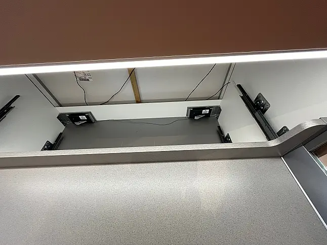 Exklusive Messeküche - Luxus pur - Quarzstein-Arbeitsplatten - LED-Beleuchtungen satt