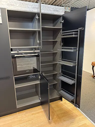 Weißer Hochglanz trifft schwarze Matt-Architektur