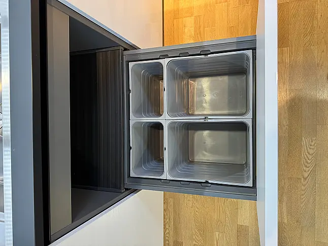 Weißer Hochglanz trifft schwarze Matt-Architektur