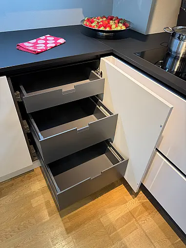 Weißer Hochglanz trifft schwarze Matt-Architektur