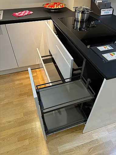 Weißer Hochglanz trifft schwarze Matt-Architektur