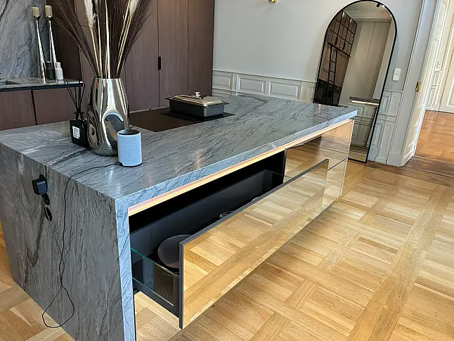 Zeile mit Insel I Designküche mit Miele-Geräten | Eiche Furnier | Premium-Ausstellung I perfekt für Altbau