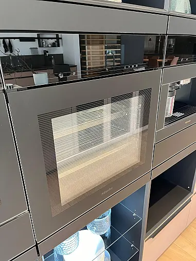 Exklusive Messeküche - Luxus pur - Quarzstein-Arbeitsplatten - LED-Beleuchtungen satt