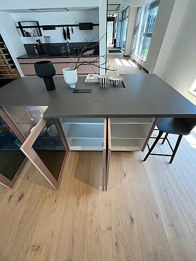 Exklusive Messeküche - Luxus pur - Quarzstein-Arbeitsplatten - LED-Beleuchtungen satt