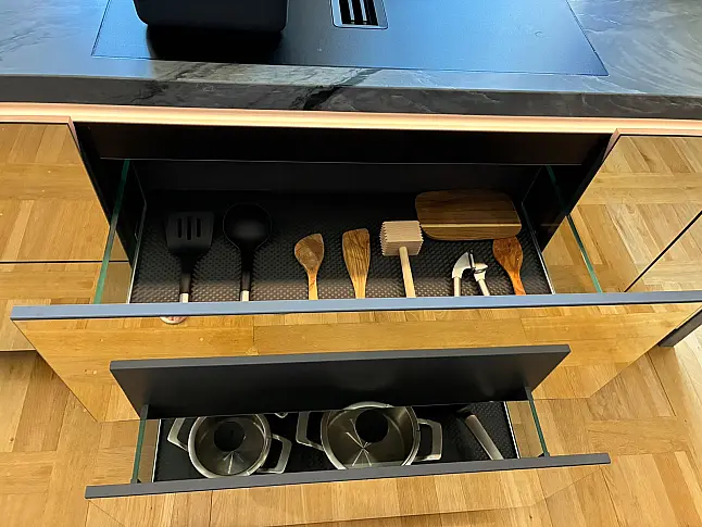 Zeile mit Insel I Designküche mit Miele-Geräten | Eiche Furnier | Premium-Ausstellung I perfekt für Altbau