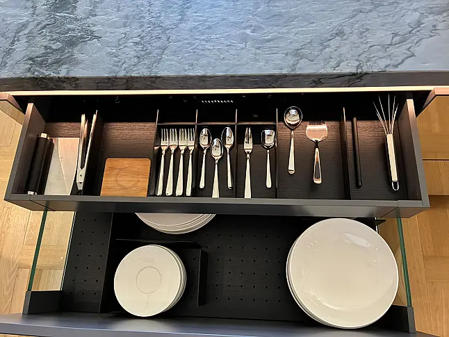 Zeile mit Insel I Designküche mit Miele-Geräten | Eiche Furnier | Premium-Ausstellung I perfekt für Altbau