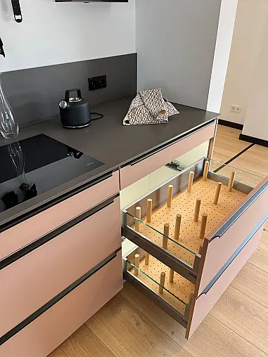 Exklusive Messeküche - Luxus pur - Quarzstein-Arbeitsplatten - LED-Beleuchtungen satt