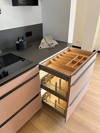 Exklusive Messeküche - Luxus pur - Quarzstein-Arbeitsplatten - LED-Beleuchtungen satt
