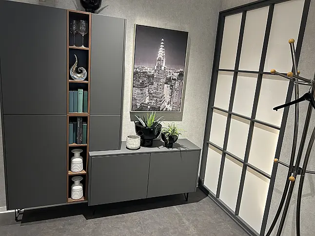 Ausstellungsküche 102, Graphit matt mit Sitzplatz und Sideboard